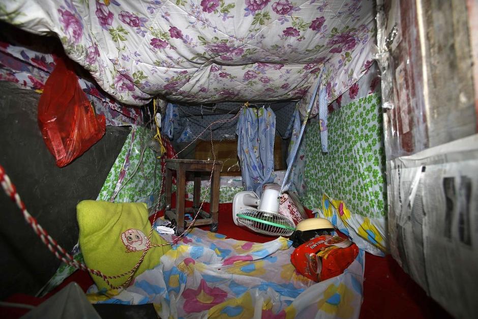 今年地窖挖成。6月12日22時左右，陳小龍在嘉興市經(jīng)濟技術開發(fā)區(qū)(國際商務區(qū))玉都豪匯KTV門口，以拉客為由，將18歲安徽女孩郭某，用三輪電動車載到僻靜處，以水果刀、電棍威脅，將她雙手雙腳綁住，嘴巴封住。強行帶到出租屋地窖內(nèi)，用鎖鏈鎖住。期間，陳小龍多次強奸女孩。