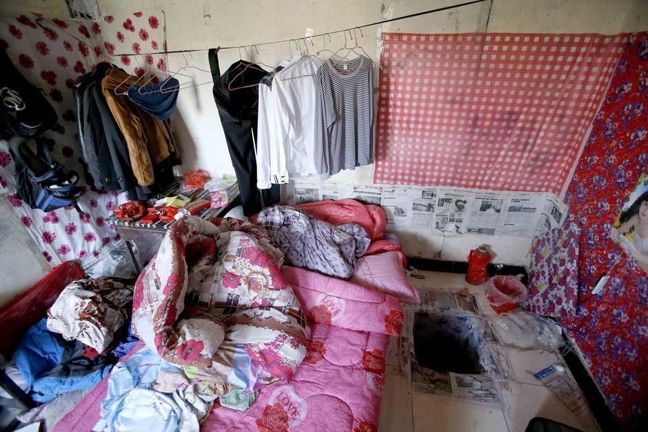 女孩利用隨身攜帶的指甲刀，一點點將身上鎖鏈磨斷，6月23日，她掙脫鎖鏈，跑到氣窗大喊救命，周圍居民聞聲報警，女孩11天的地獄經(jīng)歷才告結(jié)束。