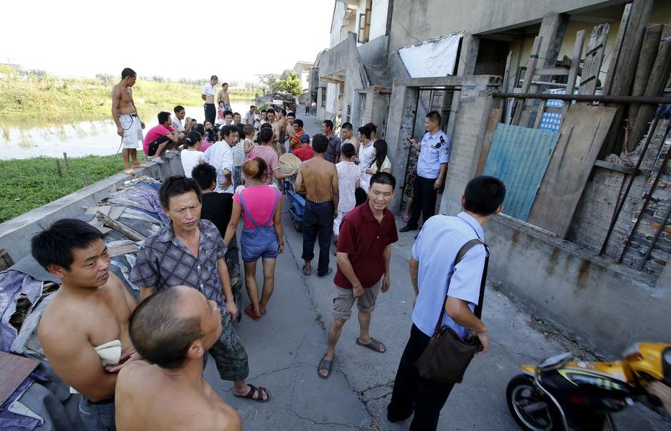 打開木門，地窖就在眼前：目測3米長，1米寬，1.5米高。洞內(nèi)四壁用水泥澆注，洞頂上蓋了棉被，底部有地毯。洞內(nèi)還安裝了電燈、電風扇，最里面放了一個桶，估計是大小便用的。洞內(nèi)有一股污濁的氣息，凌亂地散放著康師傅方便面，還有蘇菲衛(wèi)生巾。墻壁上掛著《大秦帝國》的碟片。房東戴阿婆見了這個地洞，氣得不行：“早知道他動歪腦筋，我怎么也不會出租給他的，以后這房子可怎么辦？肯定租不掉了啊?！? width=