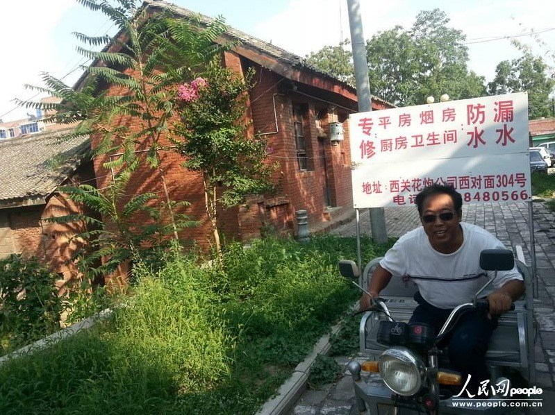 圖為縣委大院依然沒(méi)有配備專職保安，群眾可以隨意進(jìn)入。圖片來(lái)源：人民網(wǎng)