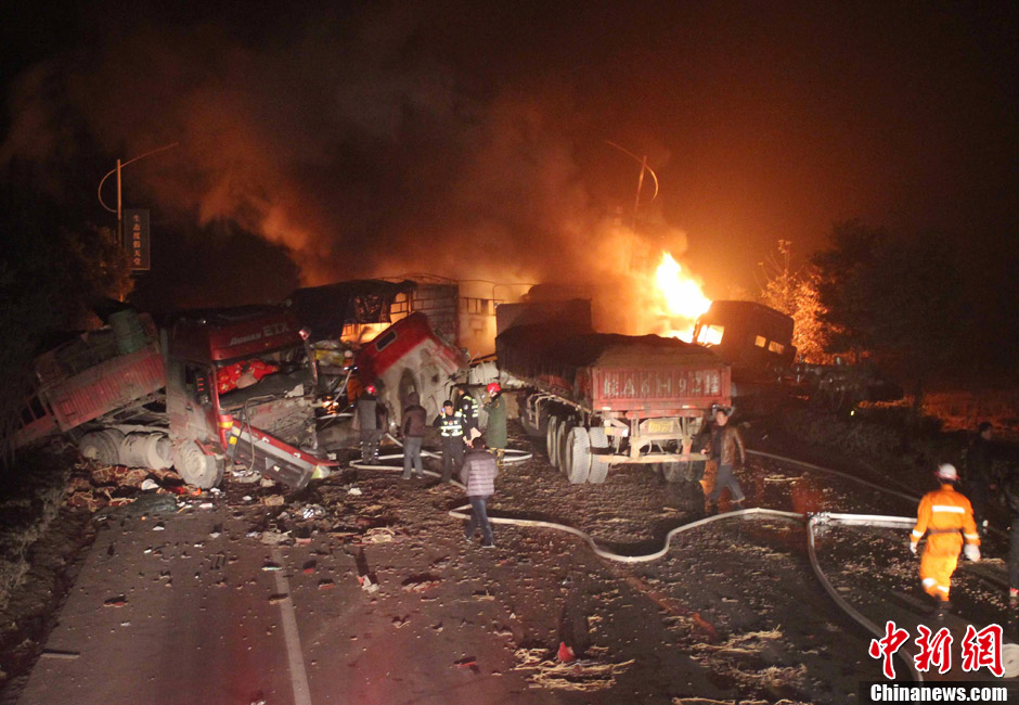 安徽六安十余車(chē)連環(huán)相撞 致3人死亡