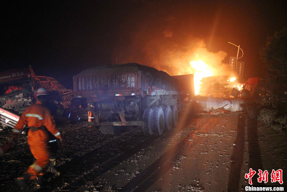 安徽六安十余車(chē)連環(huán)相撞 致3人死亡