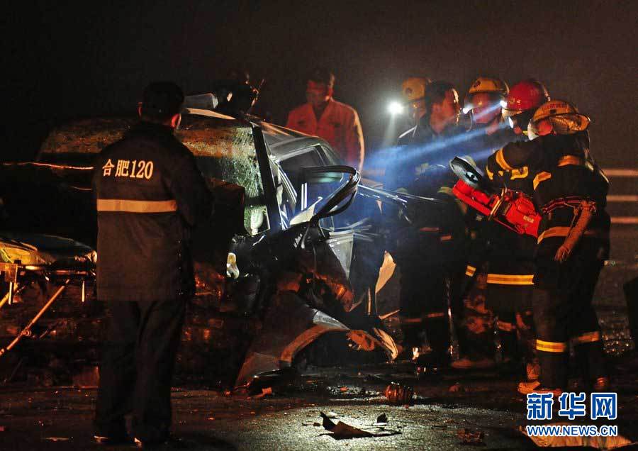 2013年1月9日，合肥，事故現(xiàn)場，兩輛受損車輛已經(jīng)全部變形