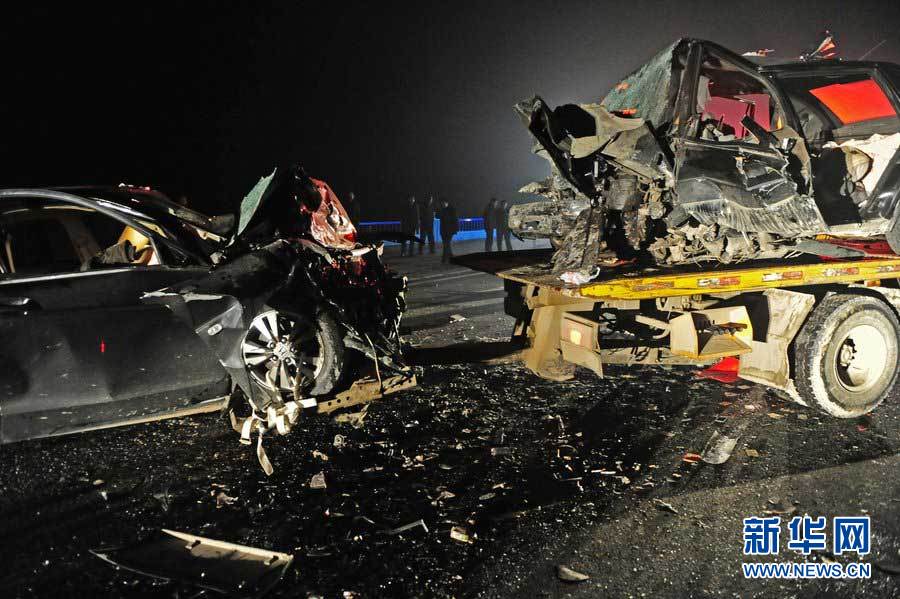 2013年1月9日，合肥，事故現(xiàn)場，兩輛受損車輛已經(jīng)全部變形