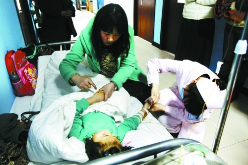 飛來橫禍 兩名小學生被路邊兩米高圍墻壓倒 飛來橫禍 兩名小學生被路邊兩米高圍墻壓倒