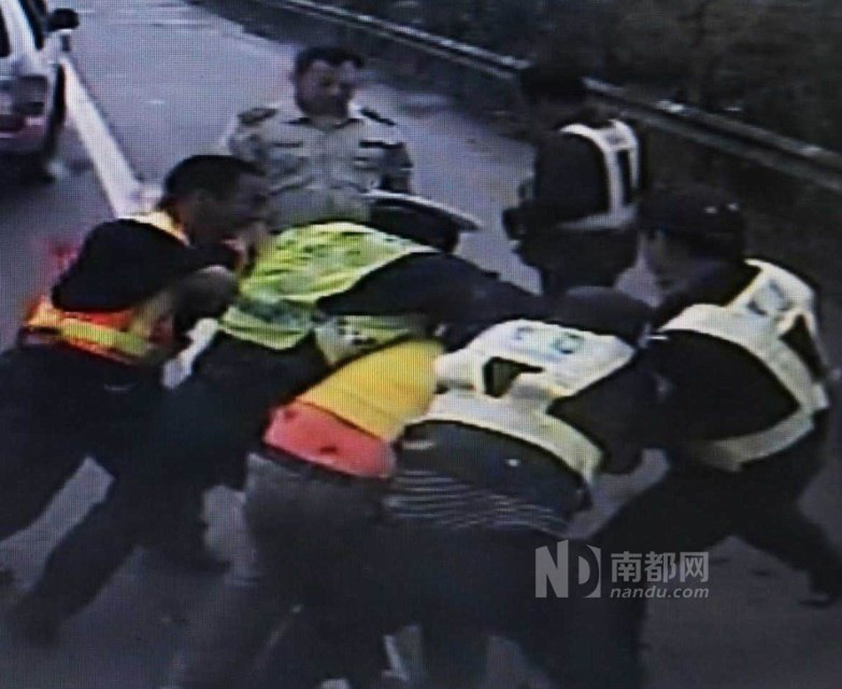 女子鬧市脫光向前男友索債 女子鬧市脫光向前男友索債