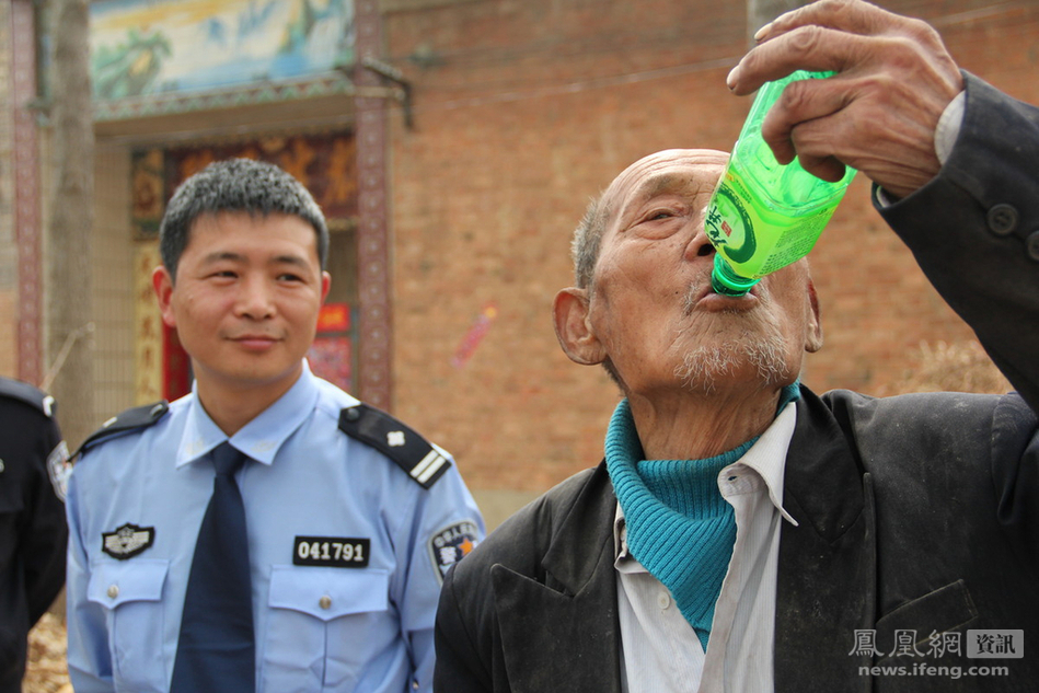 九旬老翁盜竊10萬(wàn)元受審 九旬老翁盜竊10萬(wàn)元受審