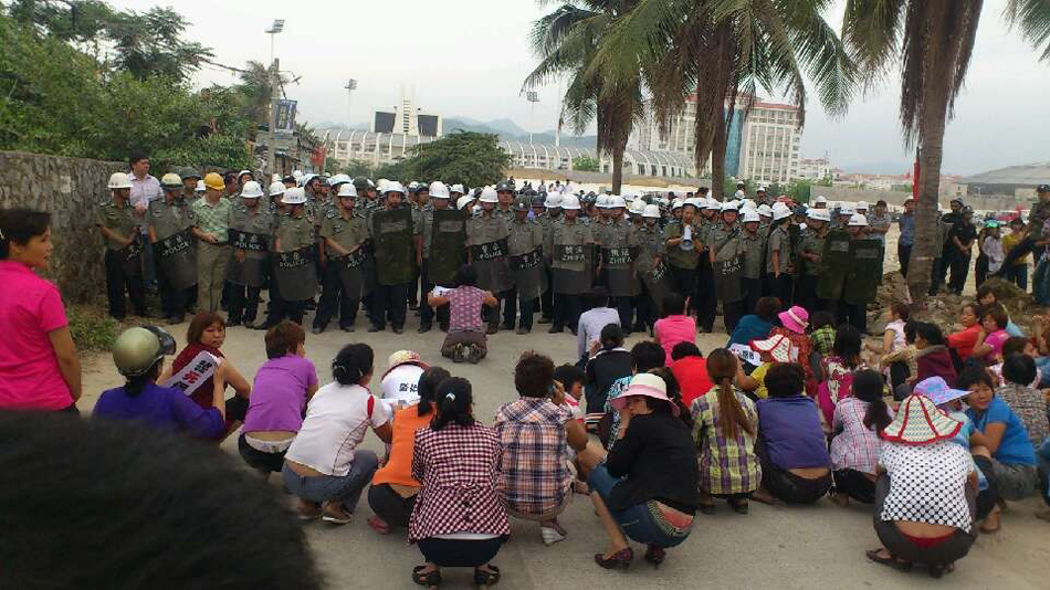 網(wǎng)曝海南三亞暴力強(qiáng)拆 村民下跪求情 網(wǎng)曝海南三亞暴力強(qiáng)拆 村民下跪求情