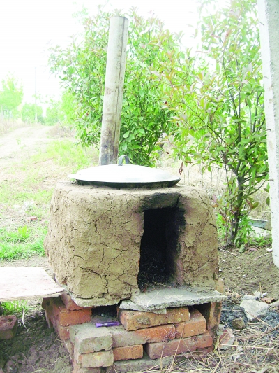 簡易的鍋灶。任國勇攝