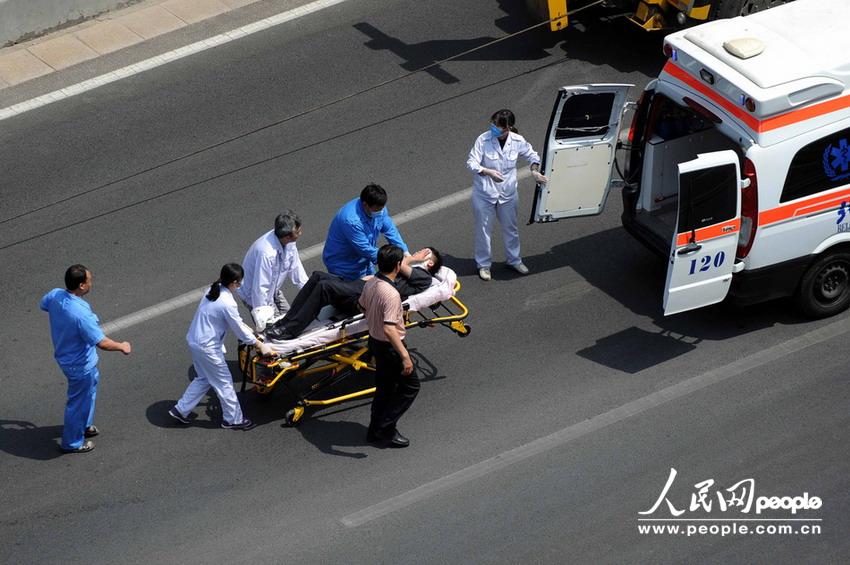 北京大客車追尾碾壓奧迪司機(jī)被困車中。