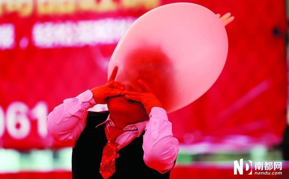 東莞小矮人藝術(shù)家：沒(méi)女友成最大困惑