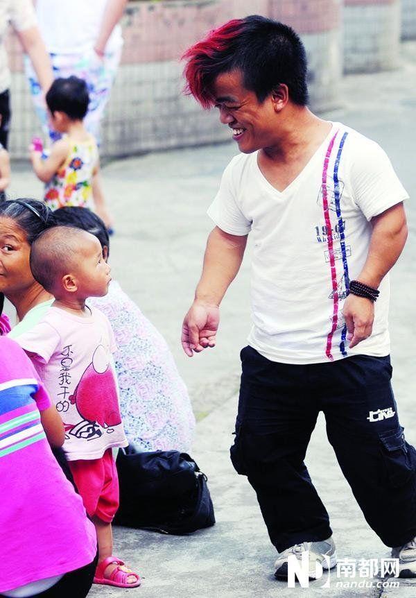 東莞小矮人藝術(shù)家：沒(méi)女友成最大困惑