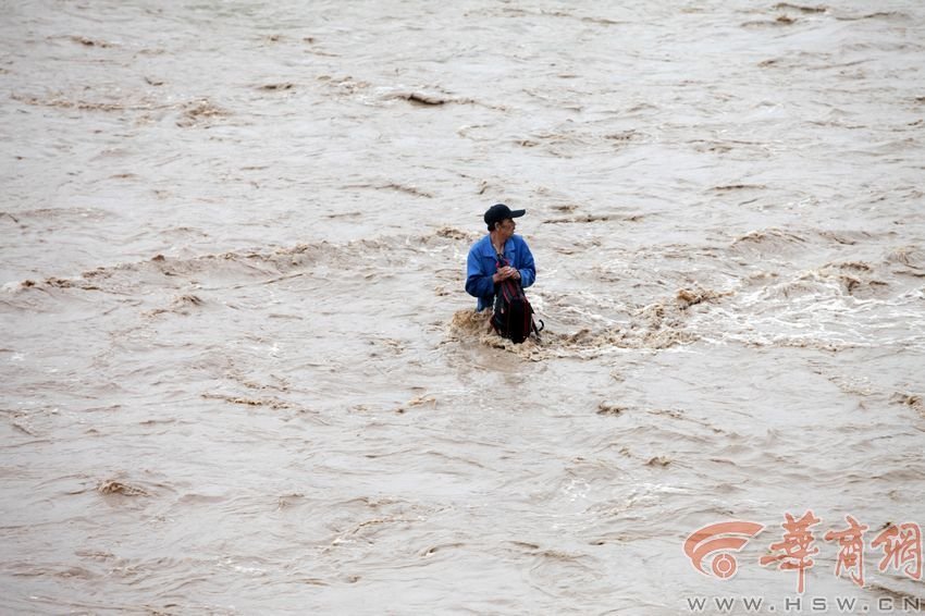 消防官兵試圖將救援的繩索扔到河中央，然而嘗試幾次都失敗。此時，河水已經(jīng)淹沒到四周，男子在一平方米的“