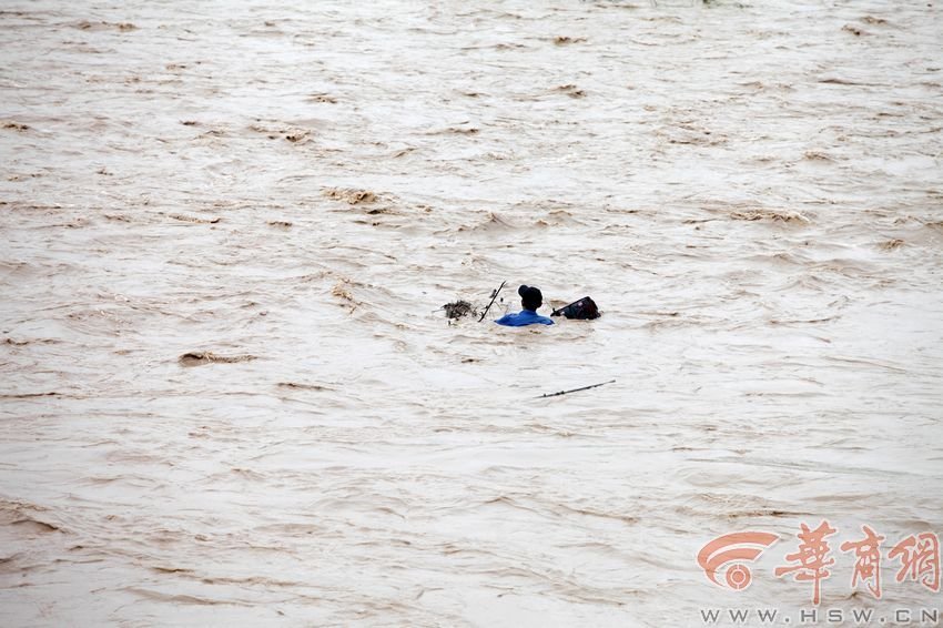 消防官兵試圖將救援的繩索扔到河中央，然而嘗試幾次都失敗。此時，河水已經(jīng)淹沒到四周，男子在一平方米的“