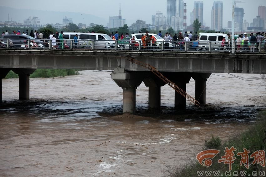 男子被洪水沖走。