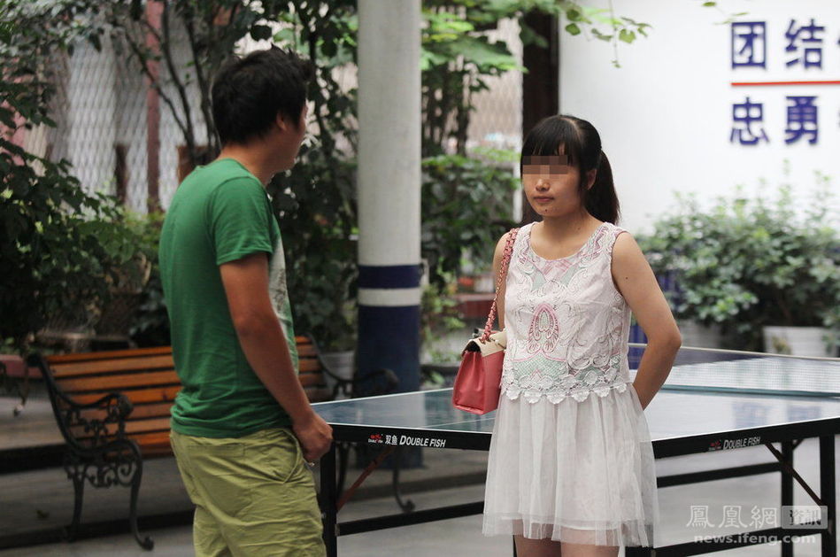 派出所內(nèi)的小三與原配 派出所內(nèi)的小三與原配