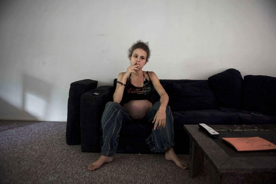 年輕單親媽媽的艱難生活 年輕單親媽媽的艱難生活