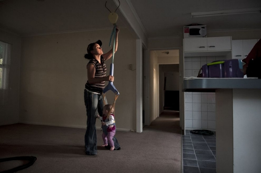 年輕單親媽媽的艱難生活 年輕單親媽媽的艱難生活