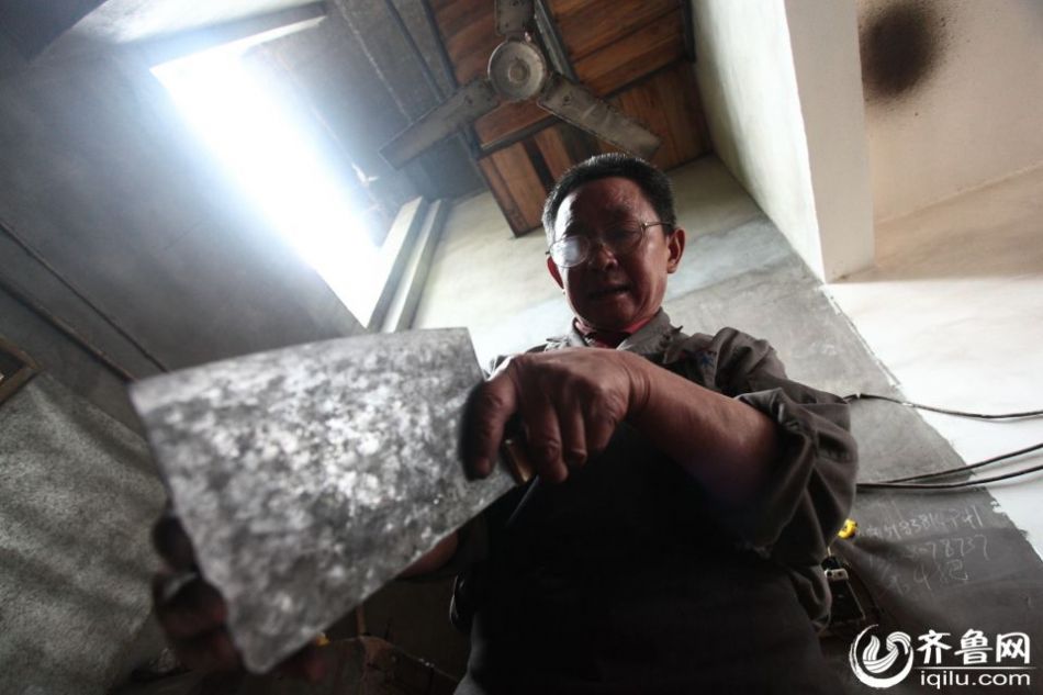 實拍最后的打鐵匠 一把手工菜刀賺六塊錢 實拍最后的打鐵匠 一把手工菜刀賺六塊錢