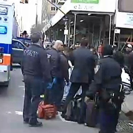 女子人行道產下女嬰