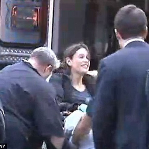 女子人行道產下女嬰