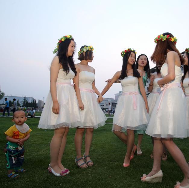 “畢業(yè)寫(xiě)真”走紅高校