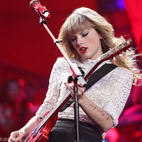 泰勒與樂隊(duì)飆樂器