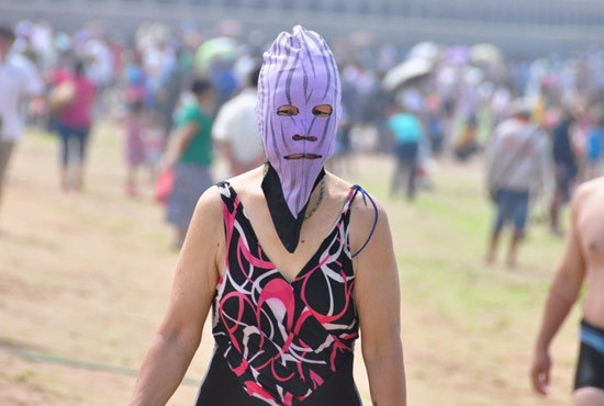 2013年7月3日，山東青島青島高溫來襲，“青島大媽”不懼滸苔，戴著“強盜面具”出現(xiàn)在海水浴場消暑降