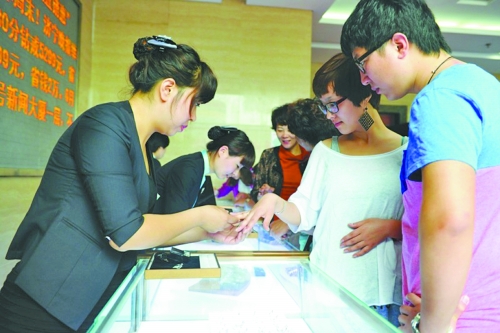 在北上廣等一線城市，鉆戒價(jià)格與國際接軌，價(jià)格不高，引發(fā)市民搶購潮。