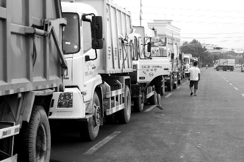 垃圾車排隊(duì)等著卸垃圾，有司機(jī)已等了四五個(gè)小時(shí)