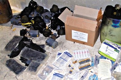 24日，敘利亞政府對外展示在大馬士革朱巴爾區(qū)破獲的反對派軍火庫中的化學制劑。新華社發(fā)