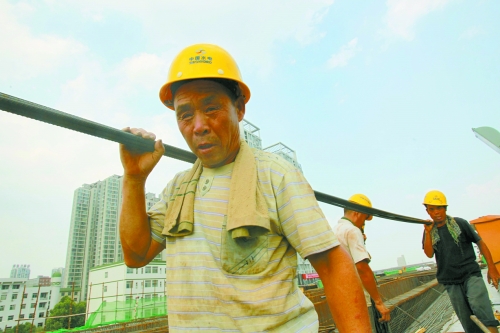 農(nóng)民工工作辛苦，權(quán)益理應(yīng)有保障。