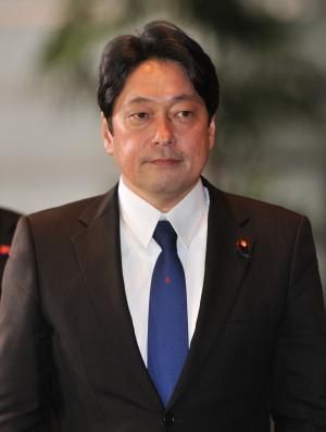 日媒稱日本防衛(wèi)相與中國防長(zhǎng)“站著短暫交談”