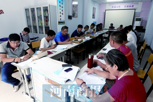 消費者代表和旁聽人員走進(jìn)社區(qū)，聽取市民關(guān)于鄭州地鐵的意見和建議