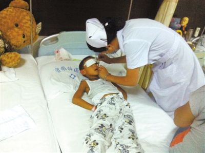 昨日傍晚，山西省眼科醫(yī)院醫(yī)生給斌斌點(diǎn)了兩次“眼藥水”。