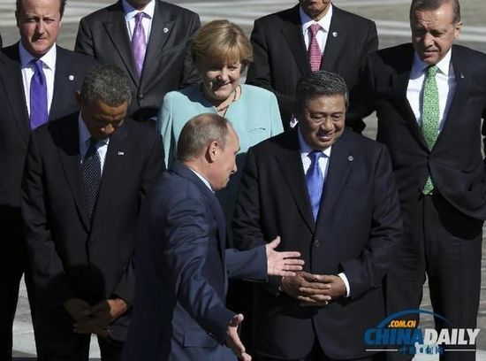 奧巴馬低頭不看普京，普京也閉眼做鬼臉并攤手表無奈。