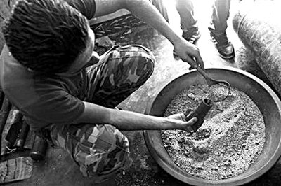 10日，敘反對派人員正在制作武器。