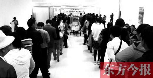 昨日上午，鄭州市社保辦事大廳，辦事的群眾排起長(zhǎng)隊(duì)