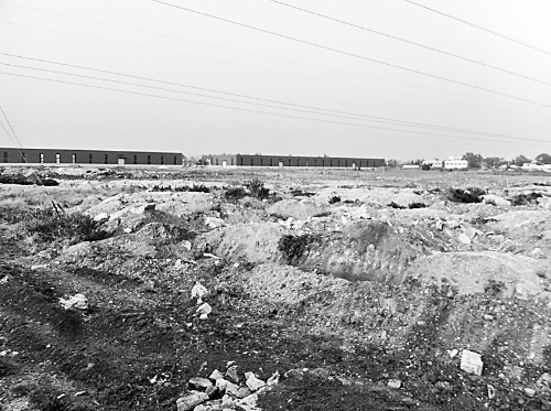 兩年半時間里，空曠的院子里，只有北側建成了兩棟空空的廠房。