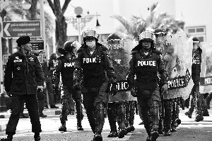 泰警察出動(dòng)。