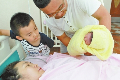 一家四口其樂(lè)融融，但二孩證卻讓男主人操心。