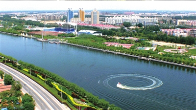 清澈的運(yùn)河水及兩岸綠色。