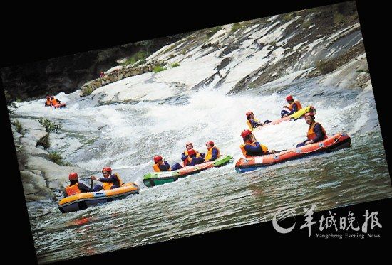 　　湖北紅安縣,游客在對(duì)天河漂流。