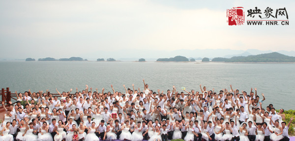 初夏喜宴八方客,千島笑迎粉佳人。