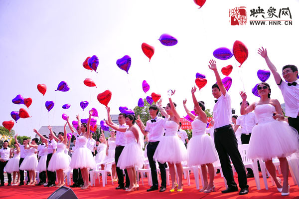 初夏喜宴八方客,千島笑迎粉佳人。