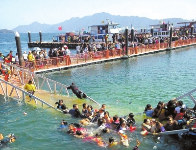 昨天，廬山西海景區(qū)過(guò)橋塌陷，致十?dāng)?shù)名游客落水。圖/東方IC