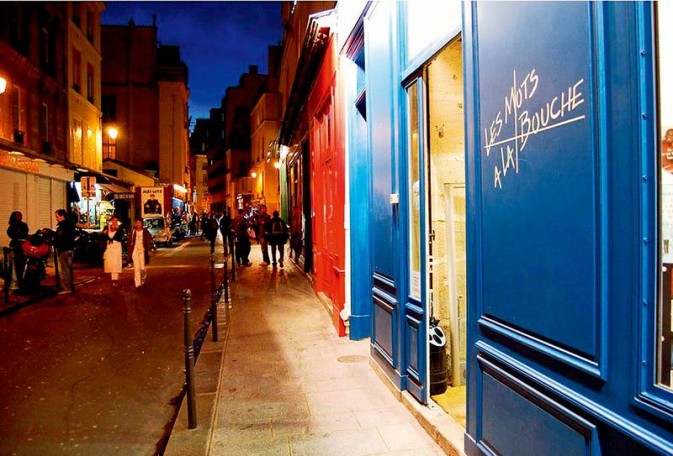 藍(lán)色大門是同性戀書店的特色之一　F3.5,1/200秒,ISO500