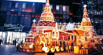 北京商場做圣誕裝飾,越來越花血本。