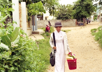 美奈漁村內(nèi),放學歸來的女學生。　拍者　談海敏
