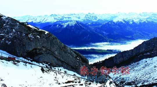  齒軌火車在皮拉圖斯山上穿行，如同紅色的龍?jiān)谏街杏芜? complete=